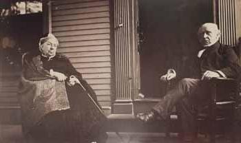 查尔斯·F. 亚当斯和阿比盖尔·布鲁克斯·亚当斯在昆西摄影的老房子广场上