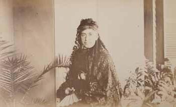 Lillie de Hegermann-Lindencrone，半长，穿着西班牙裙[第一次观看]照片