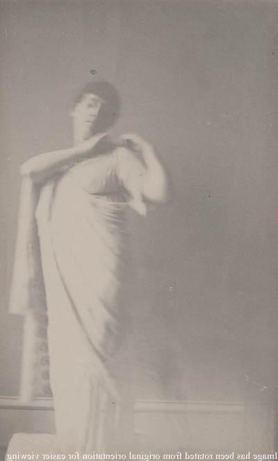 伊丽莎白·格里利·梅里尔. F. D. [米勒]，站着，穿着罗马服装